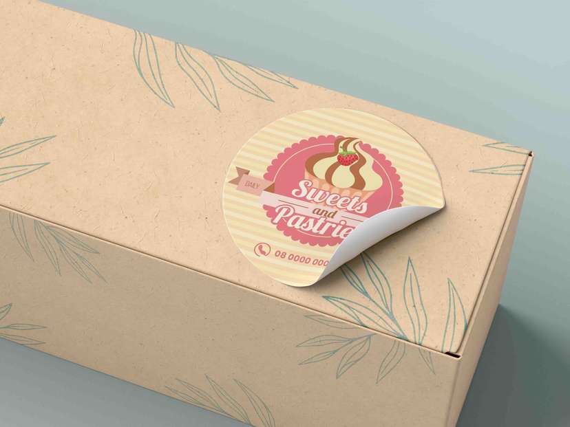 Stiker Desain Lembut dengan Ilustrasi Kue Krim Stroberi - Image 1