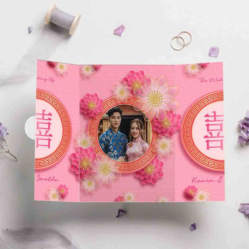 Undangan Pernikahan Lipat Tiga Elegan Nuansa Pink Oriental - Image 1