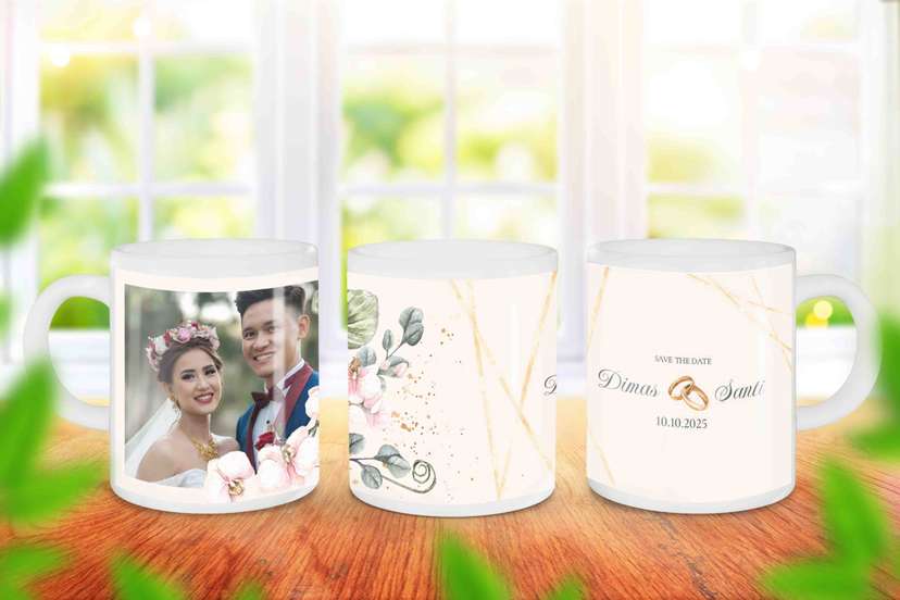 Mug Souvenir Pernikahan Elegan dengan Sentuhan Bunga dan Cincin Emas - Image 1