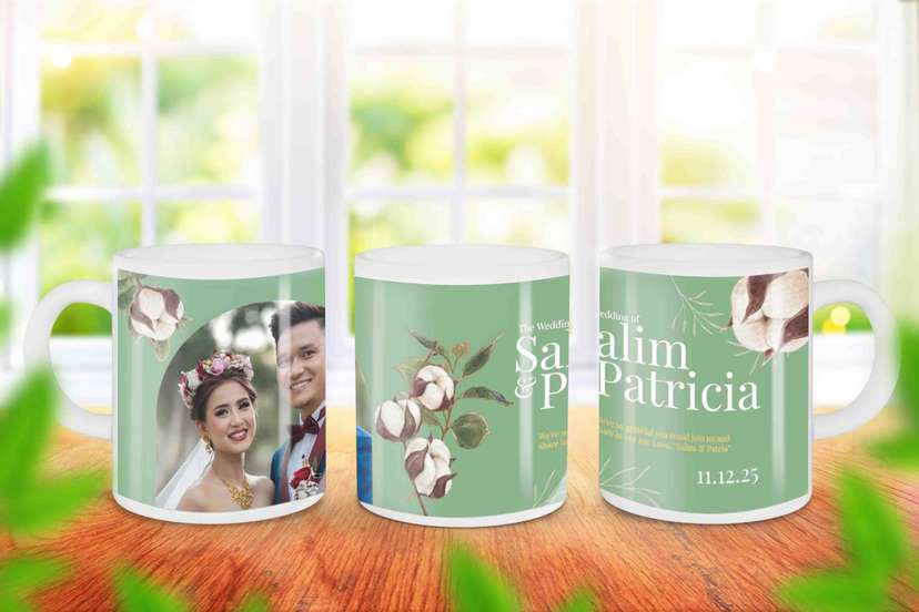 Mug Souvenir Pernikahan Elegan Hijau Floral dengan Foto Pasangan - Image 1