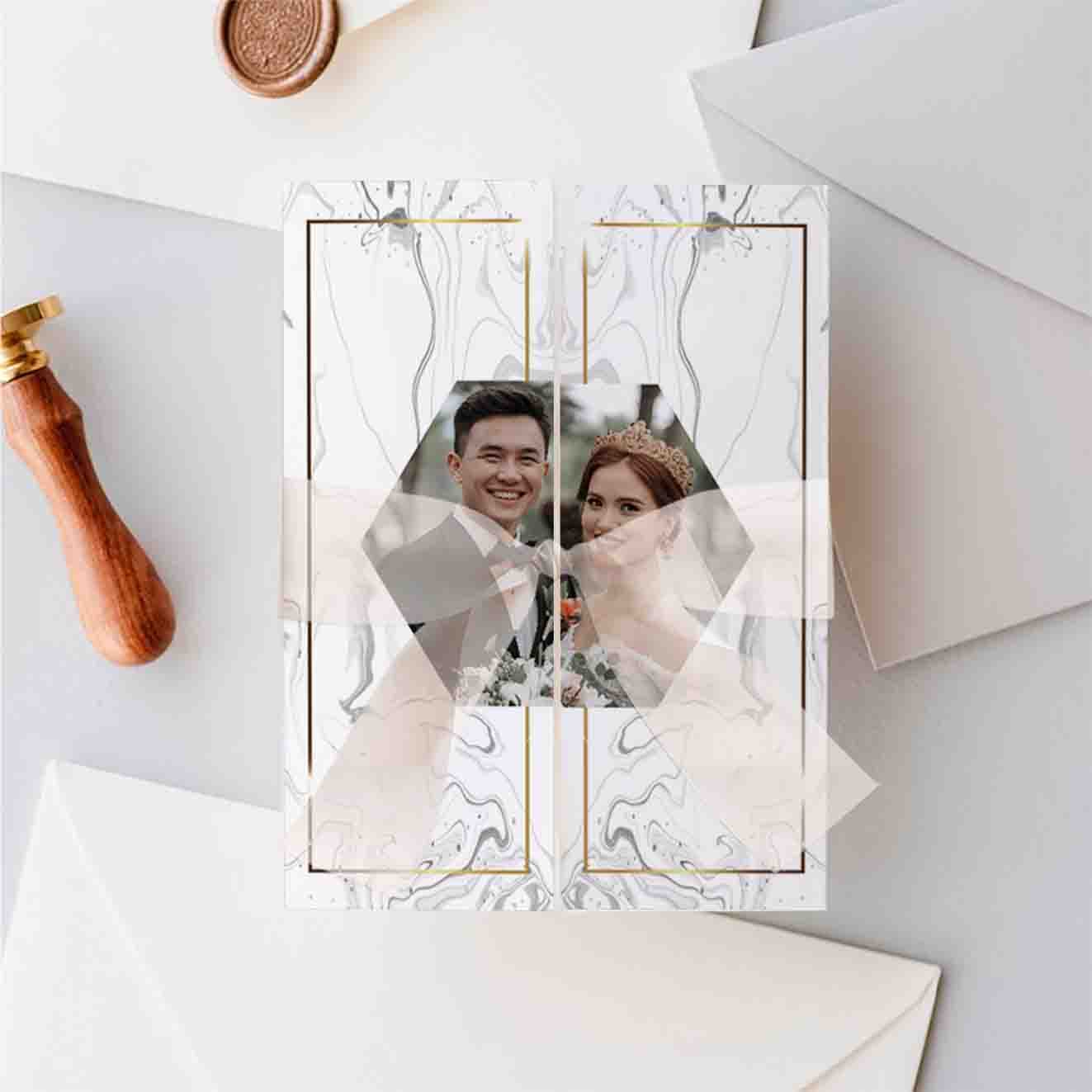 Undangan Pernikahan Lipat Tiga Marble Gold Desain Mewah & Modern untuk Hari Bahagia