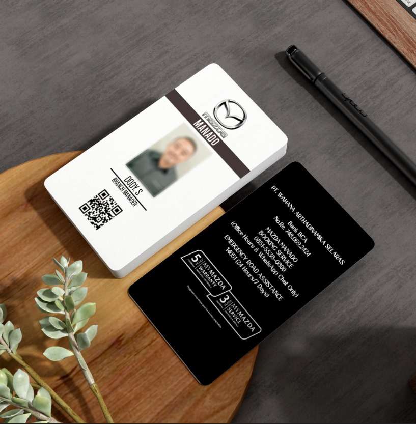 Kartu nama desain profesional kombinasi warna hitam, putih, dan cokelat tua yang tampilan eksklusif dan berkelas. - Image 1