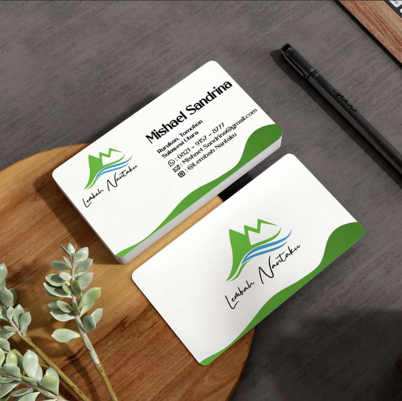 Kartu nama desain minimalis dominasi warna putih dan aksen hijau yang mencerminkan kesan alami, segar, dan profesional. - Image 1