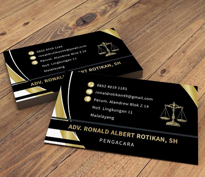 Kartu Nama Elegan dengan Timbangan Emas dan Aksen Hitam Emas - Image 1